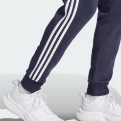 ADIDAS Essentials Fleece 3-Stripes Tapered Cuff Broek 11 ADIDAS Essentials Fleece 3-Stripes Tapered Cuff Broek -Regatta Verkoop essentials fleece 3 stripes tapered cuff broek 4